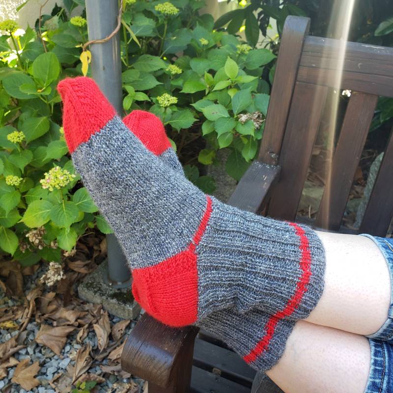 Rot-Graue Kuschelsocken Gr. 39 | Handgestrickt von Musestunde