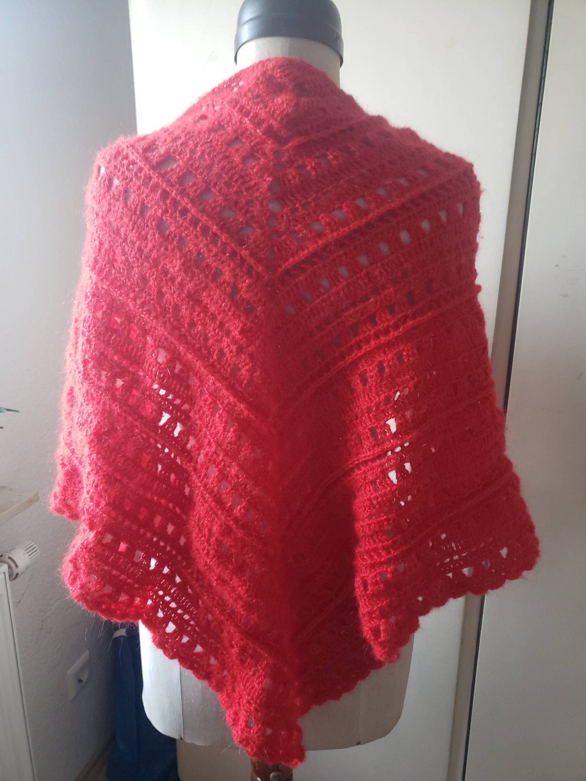 Rotes Dreieckstuch - Handgehäkelt Rotes Dreieckstuch - Handgehäkelt von Musestunde