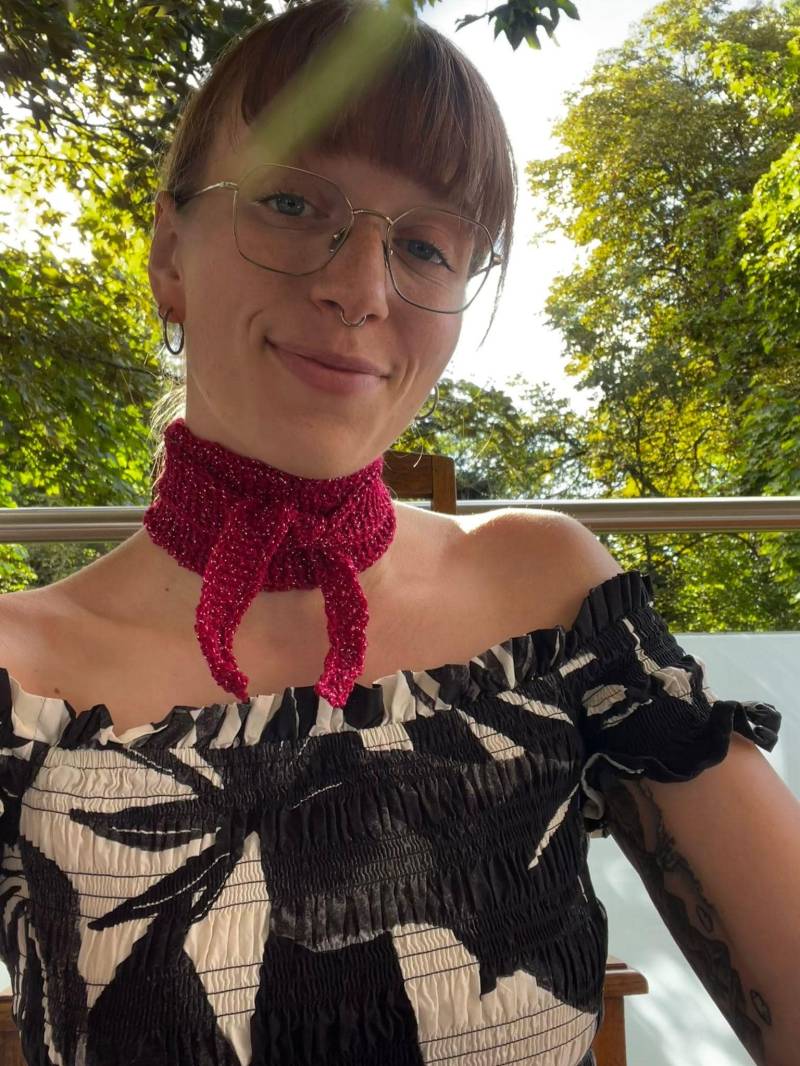 Sophie Scarf - Kleiner Rosa/Silber Schal Handgestrickt von Musestunde