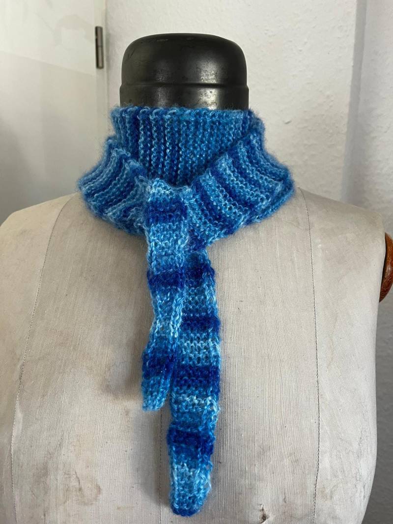 Sophie Scarf - Leichter Blauer Schal Rippenmuster Handgestrickt von Musestunde