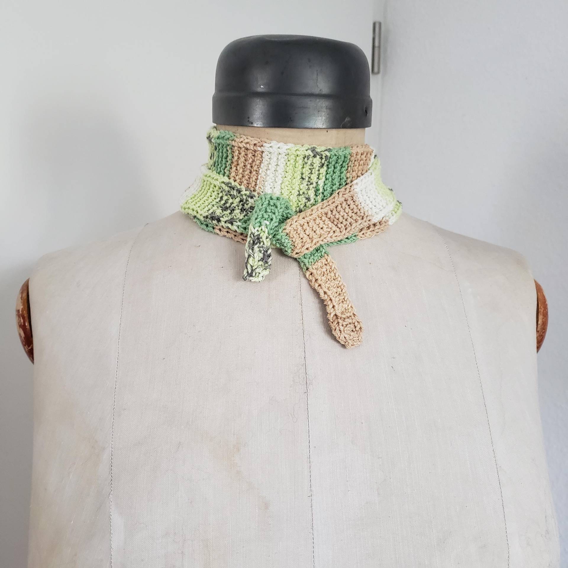 Sophie Scarf - Leichter Hellgrün Melierter Schal Kurz Rippenmuster Handgestrickt von Musestunde