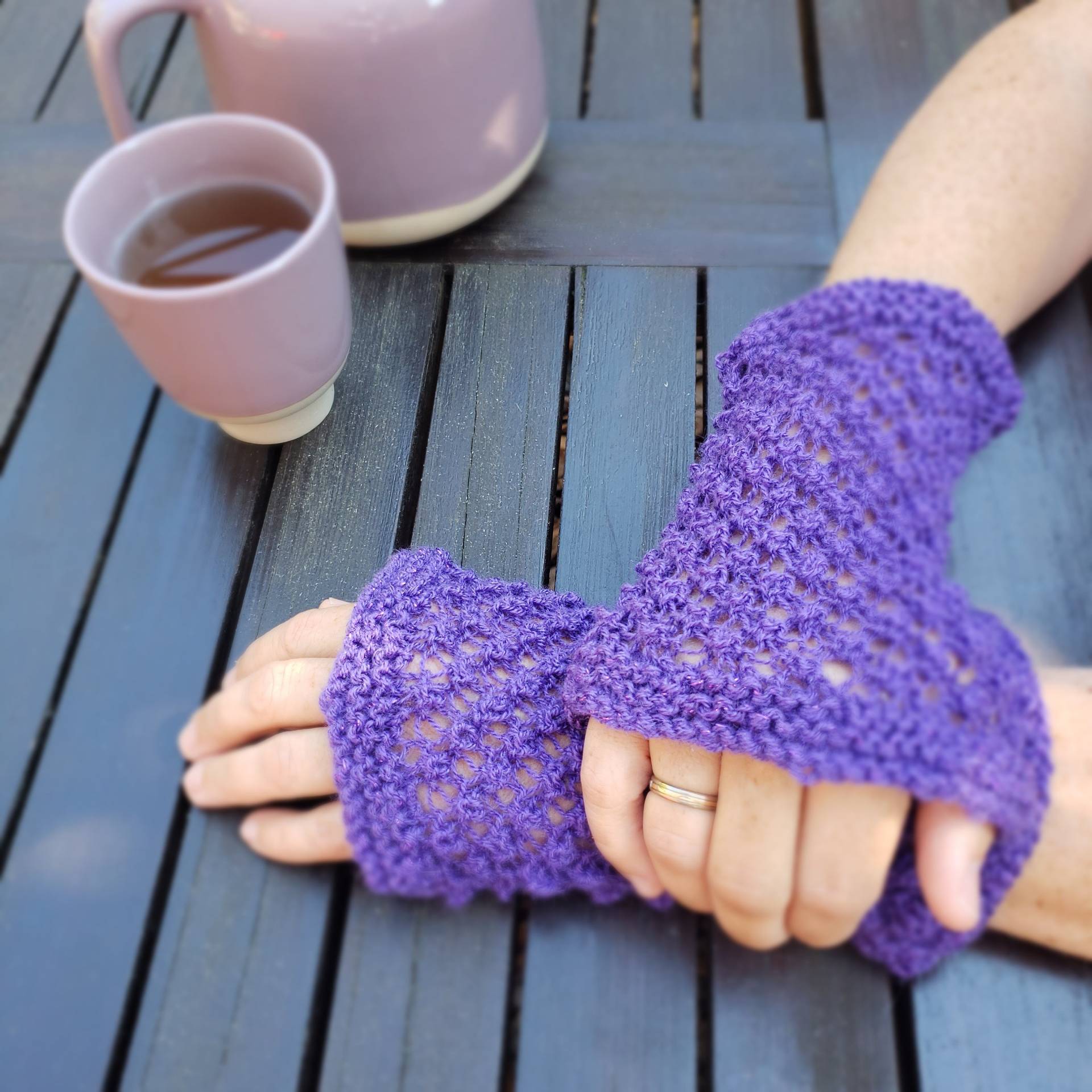 Wunderbare Lila Handstulpen/Pulswärmer Im Dornröschenmuster Mit Glitzer Wunderbare Lila Handstulpen/Pulswärmer Im Dornröschenmuster Mit Glitzer von Musestunde