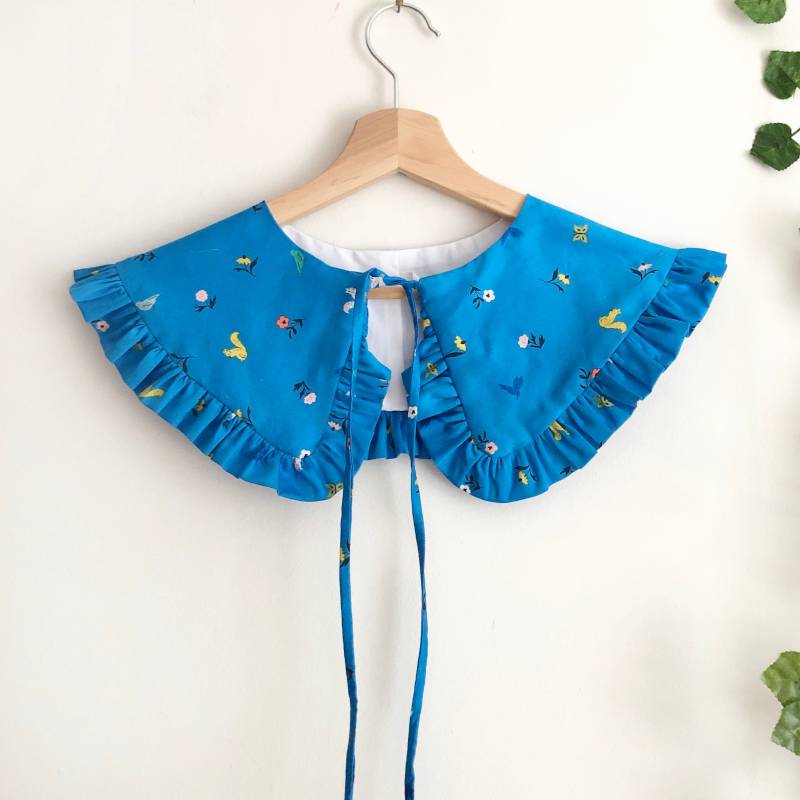 Blauer Blumendruck Rüschen Abnehmbarer Kragen - Baumwollsatin, Handgefertigt in Uk von MustardMonday