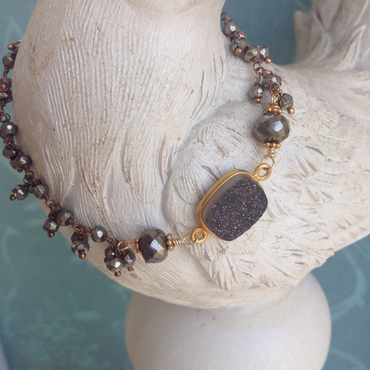 Anthrazitfarbenes Drusy/Druzy Und Pyrit Cluster Armband Anthrazitfarbenes Drusy/Druzy Und Pyrit Cluster Armband von MustardSeedTreasures