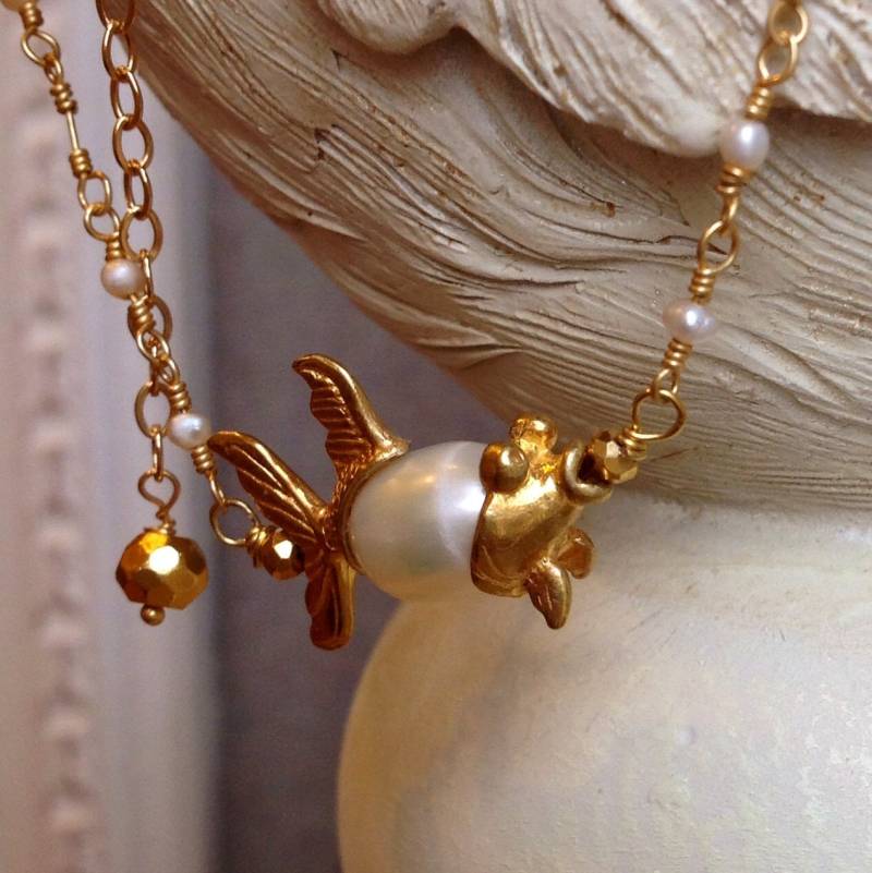 Gold Und Perle Fisch Charm Halskette Gold Und Perle Fisch Charm Halskette von MustardSeedTreasures