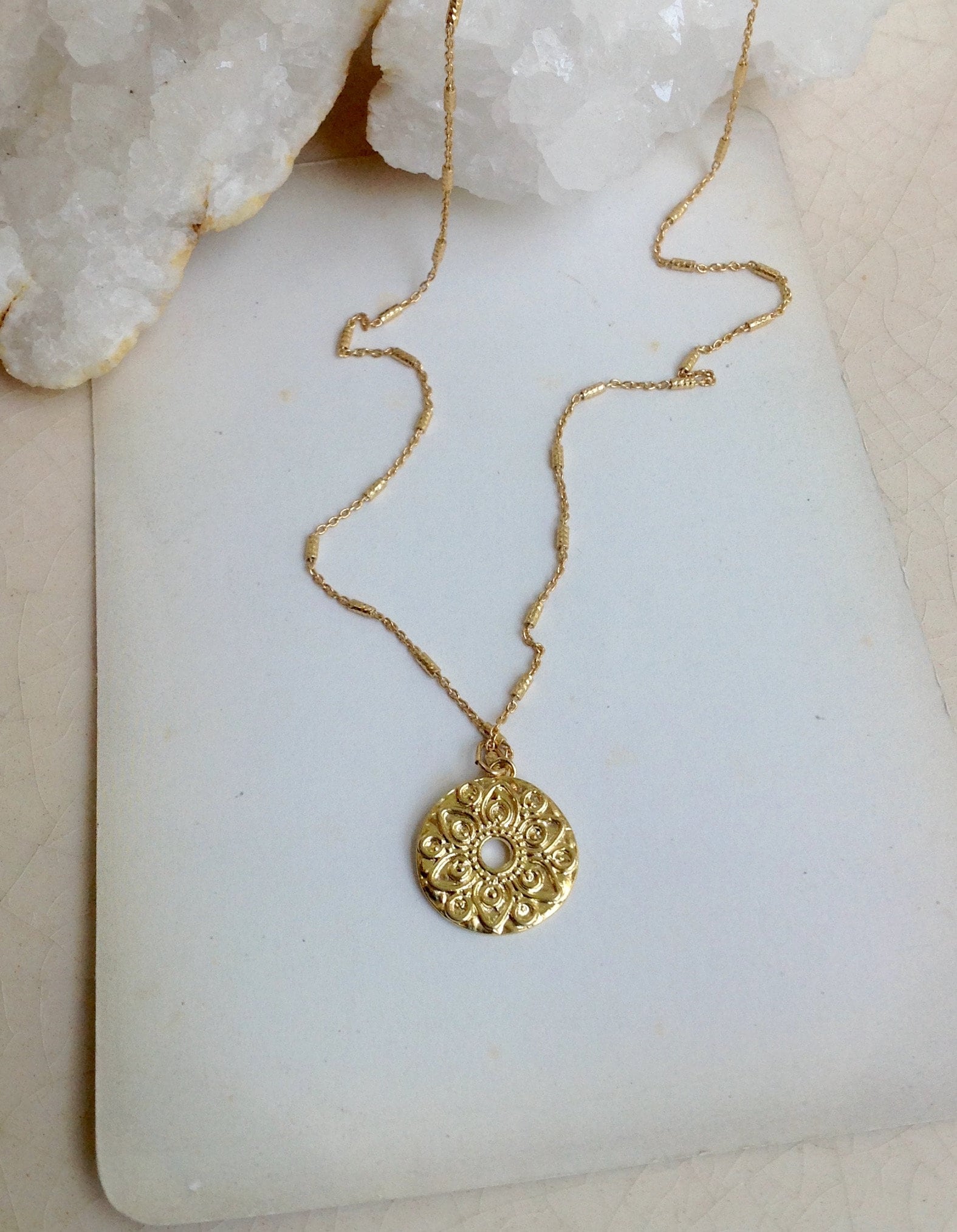 Gold Vermeil Anhänger Mit Boho Layering Medaillon Gold Vermeil Anhänger Mit Boho Layering Medaillon von MustardSeedTreasures