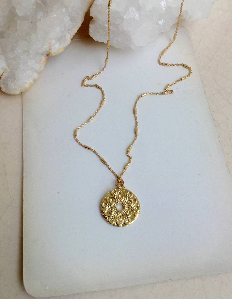 Gold Vermeil Anhänger Mit Boho Layering Medaillon von MustardSeedTreasures