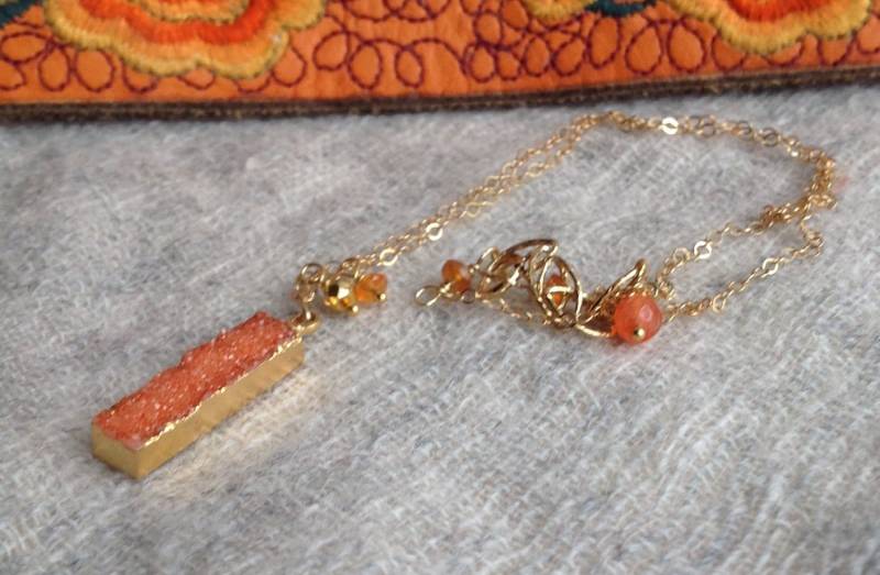 Orange Druzy/Drusy Anhänger Halskette/ Minimalist Modern/Boho Strand Schmuck/Resort Style Schmuck Orange Druzy/Drusy Anhänger Halskette/ Minimalist Modern/Boho Strand Schmuck/Resort Style Schmuck von MustardSeedTreasures