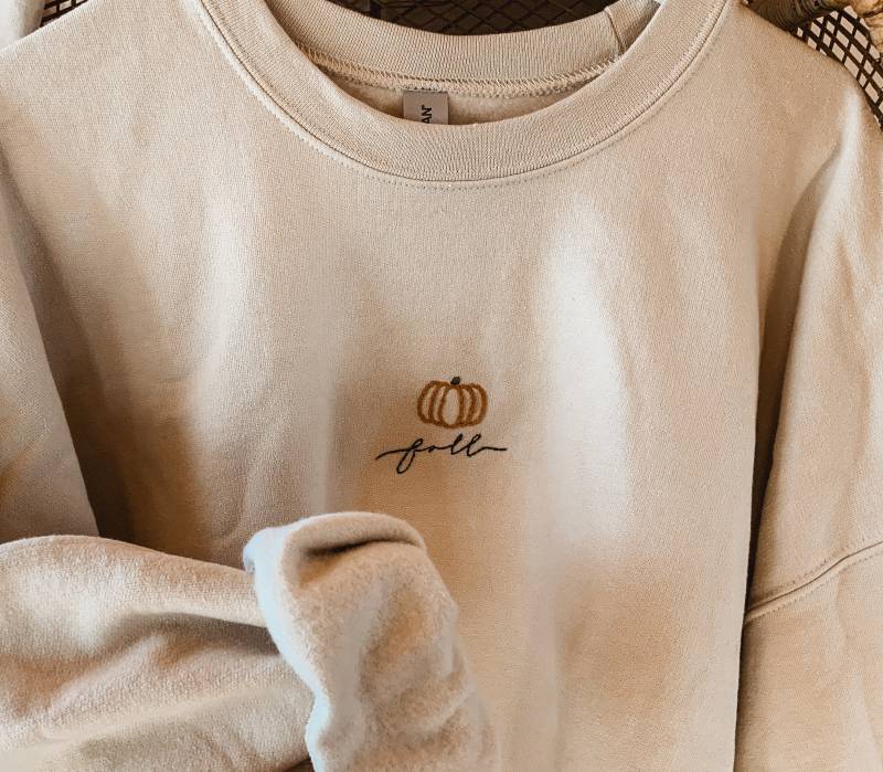 Besticktes Kürbis Sweatshirt/Rundhalsausschnitt Besticktes Kürbis Sweatshirt/Rundhalsausschnitt von MustardThread