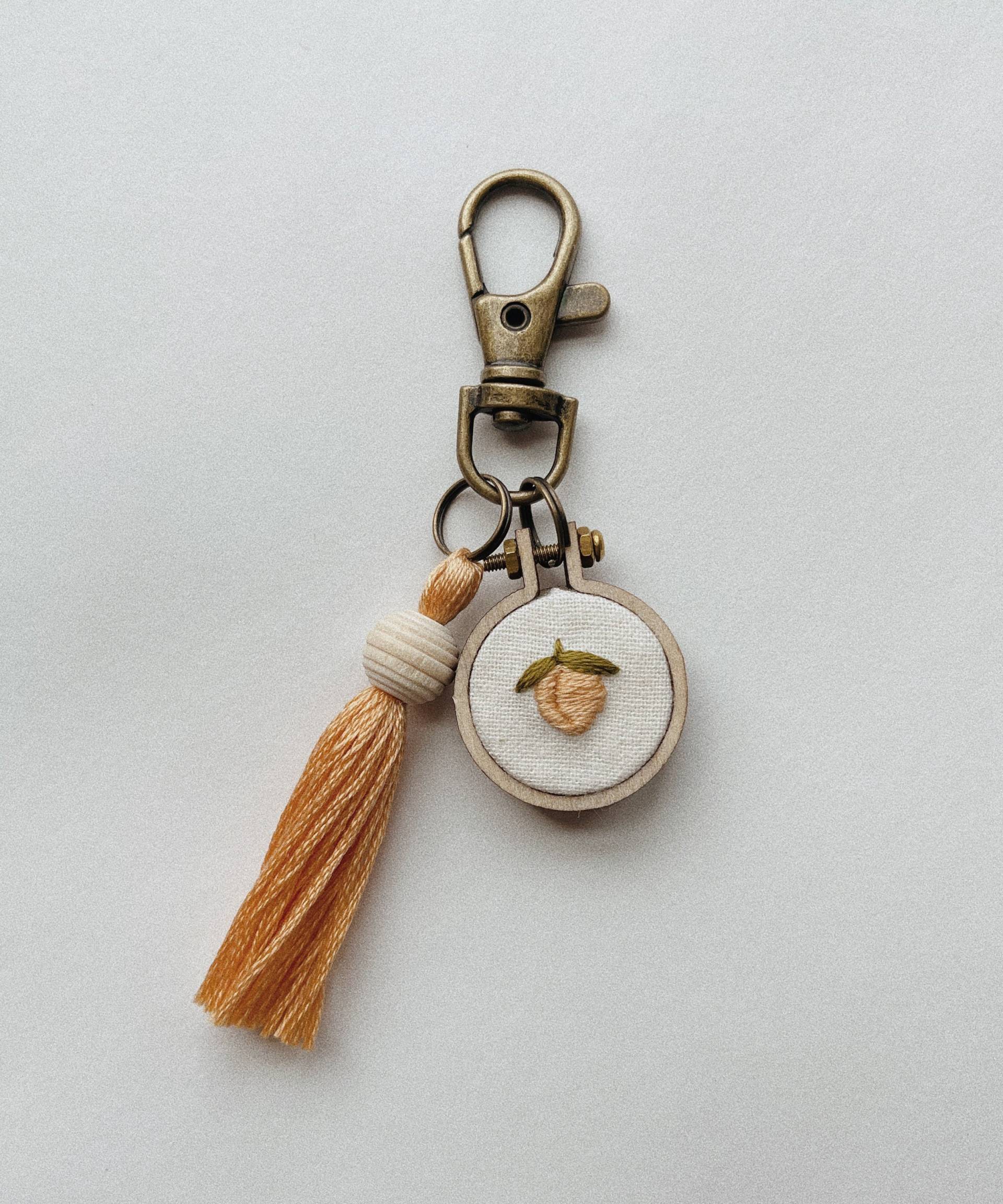 Mini Pfirsich Stickerei Schlüsselanhänger Mini Pfirsich Stickerei Schlüsselanhänger von MustardThread