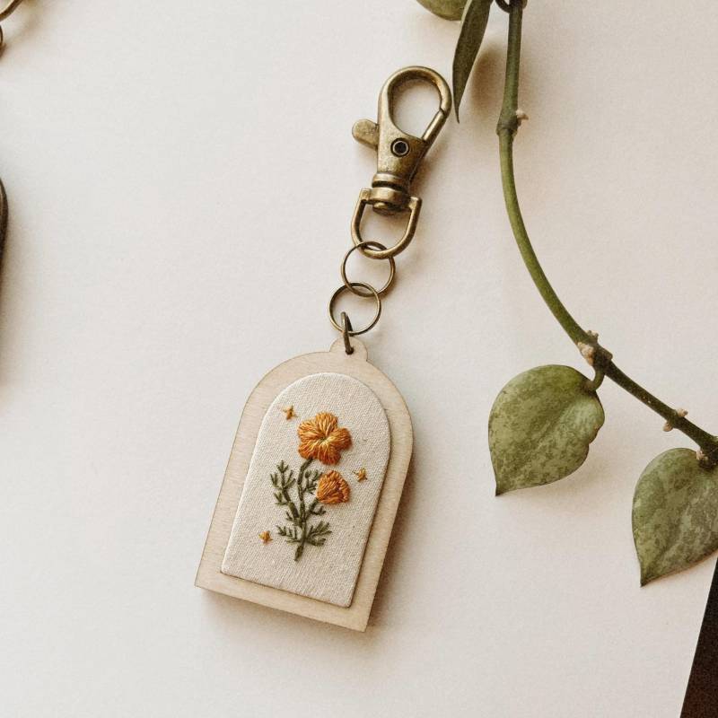 Mini Poppy Flower Embroidery Schlüsselanhänger von MustardThread
