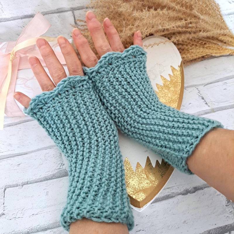 Armstulpen Gestrickt in Grün Für Damen Mit Daumenloch Größe S - M Gehäkelter Kante Ca. 20cm Lang Aus Wolle Herbst Und Winter von Mustermaschen