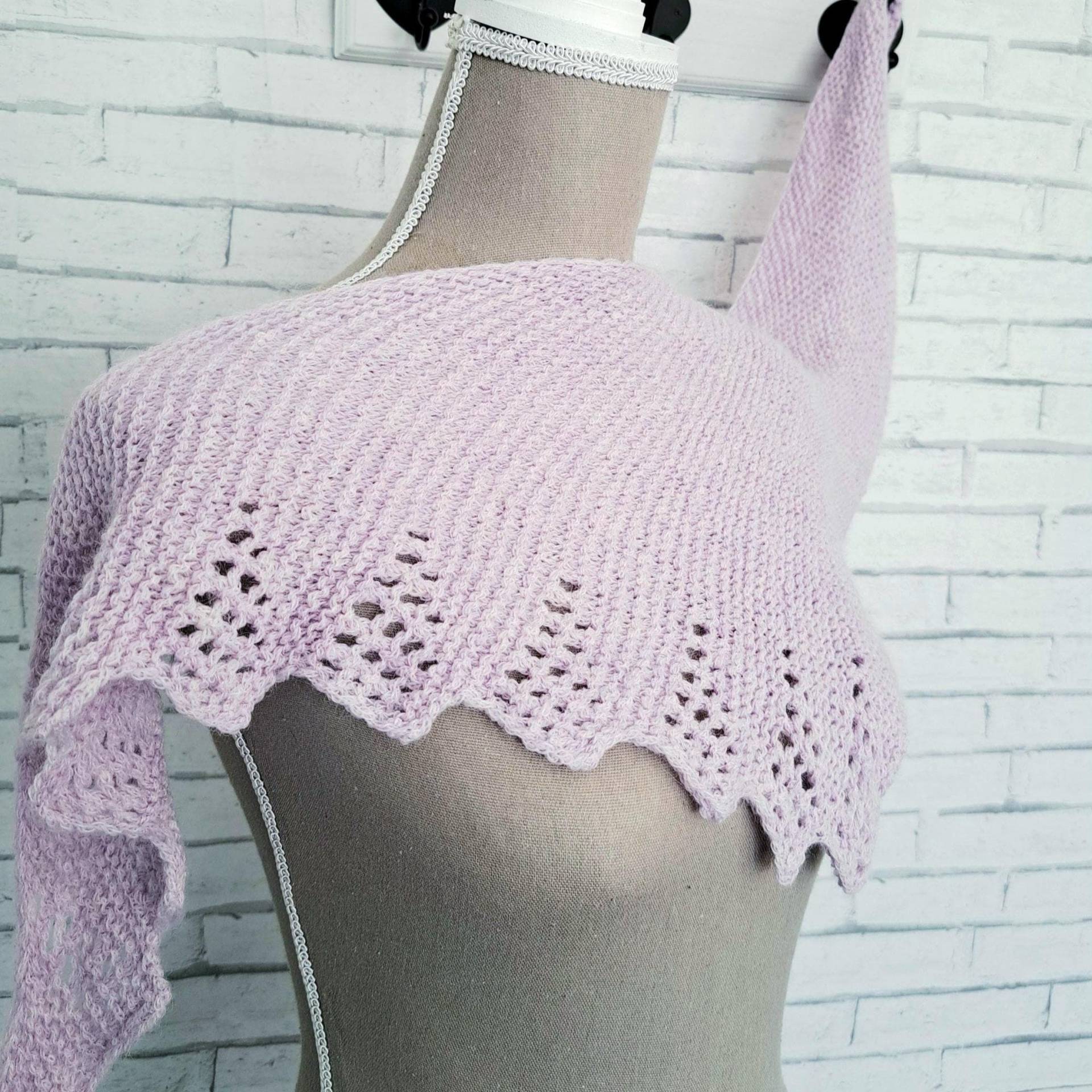 Dreieckstuch Flieder Gestrickt Für Damen, Edel Mit Alpaka, Kleines Tuch Handgestrickt, Stricktuch Zart Lila Luftig Leicht, Modernes Lacetuch Dreieckstuch Flieder Gestrickt Für Damen, Edel Mit Alpaka, Kleines Tuch Handgestrickt, Stricktuch Zart Lila Luftig Leicht, Modernes Lacetuch von Mustermaschen