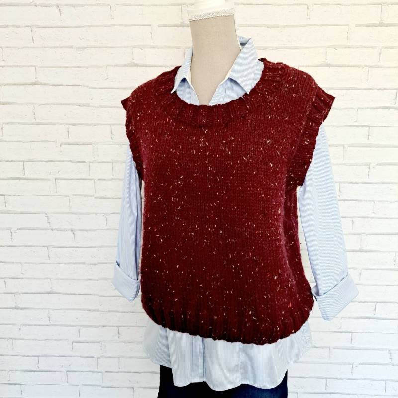 Gestrickter Pullunder Bordeauxrot Für Damen, Strickpullunder Weinrot Größe 38 - 42, Damenpullunder Rundausschnitt, Wollpullunder Dunkelrot von Mustermaschen