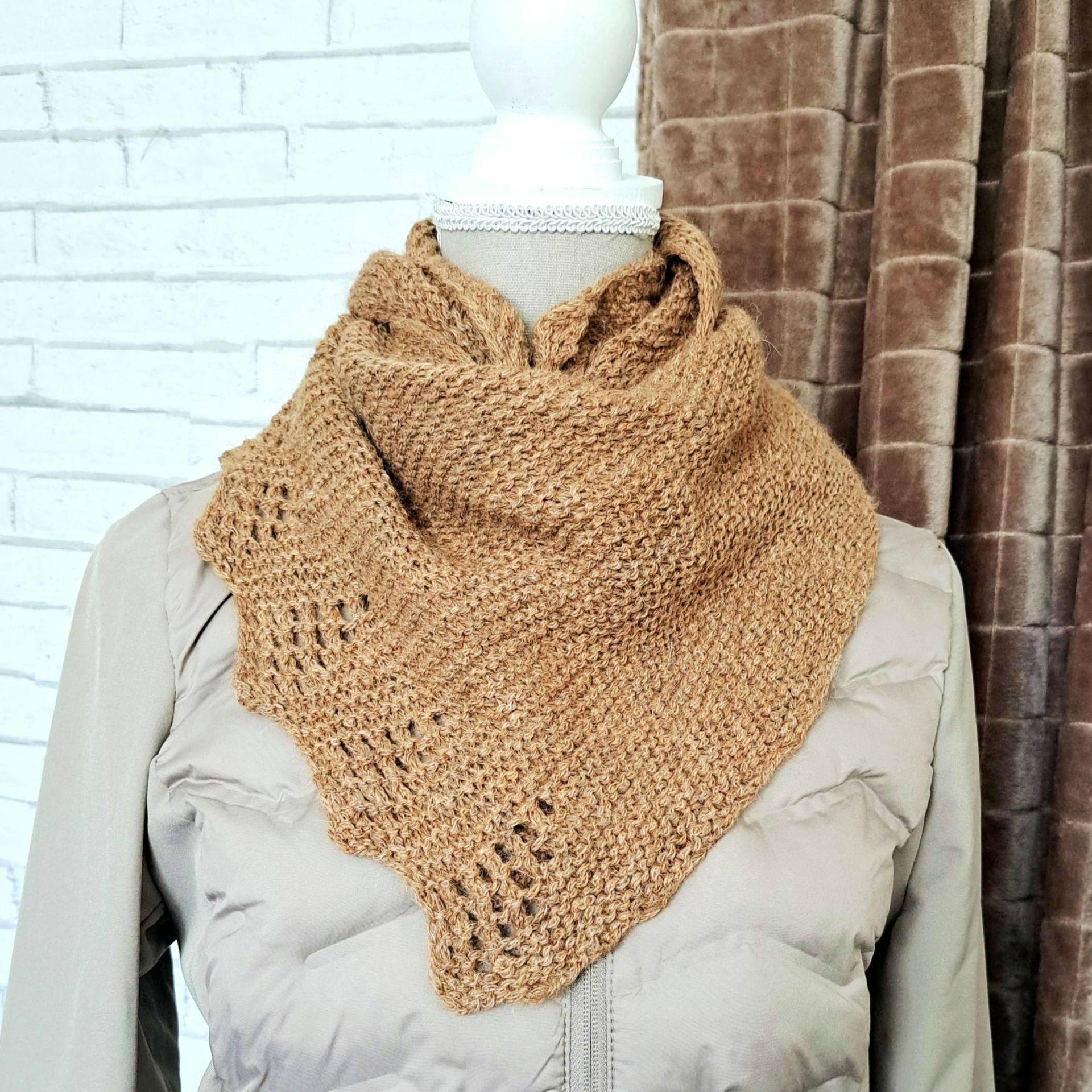 Gestricktes Dreieckstuch in Cappuccino Braun Für Damen Mit Alpaka Und Lochmuster Herbst Winter von Mustermaschen
