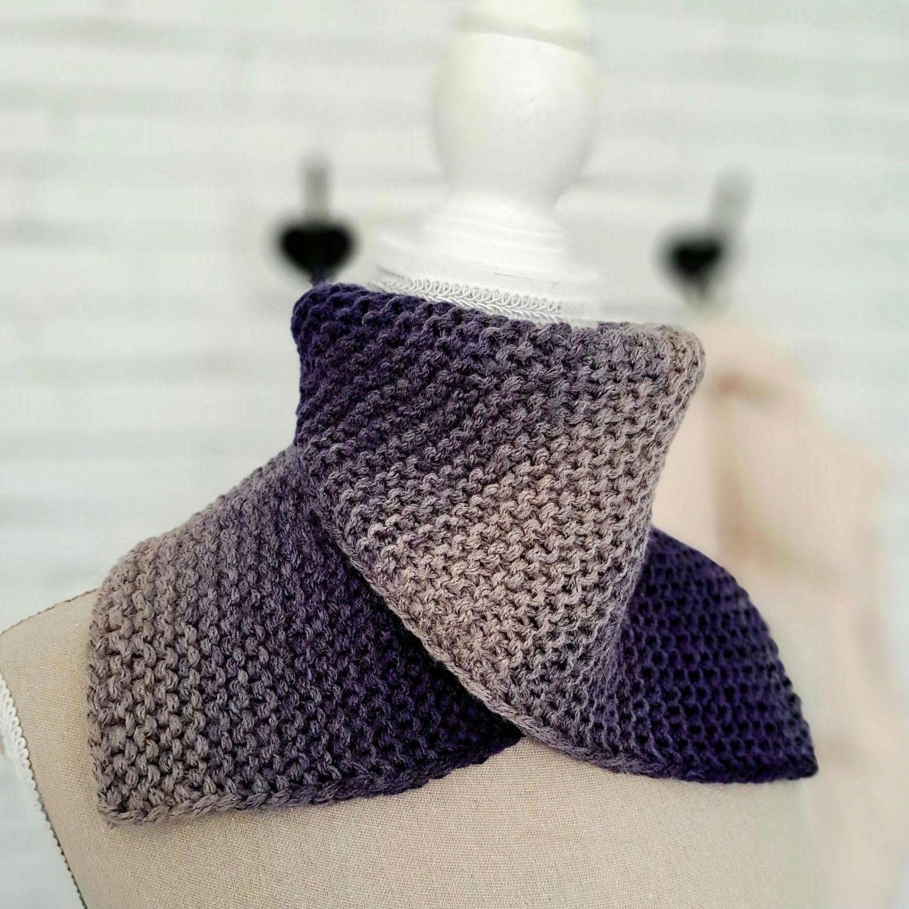 Halswärmer Gestrickt Blau Grau, Halssocke Damen Handgestrickt, Loop Mit Wolle, Klappschal Winter, Loopschal Strick Dunkelblau Farbverlauf von Mustermaschen