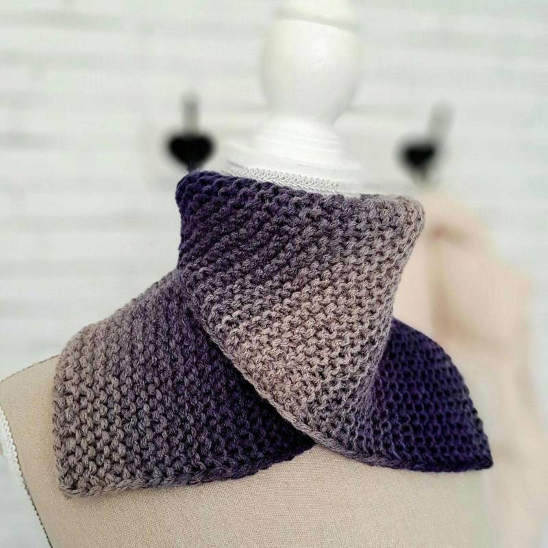 Halswärmer Gestrickt Blau Grau, Halssocke Damen Handgestrickt, Loop Mit Wolle, Klappschal Winter, Loopschal Strick Dunkelblau Farbverlauf von Mustermaschen