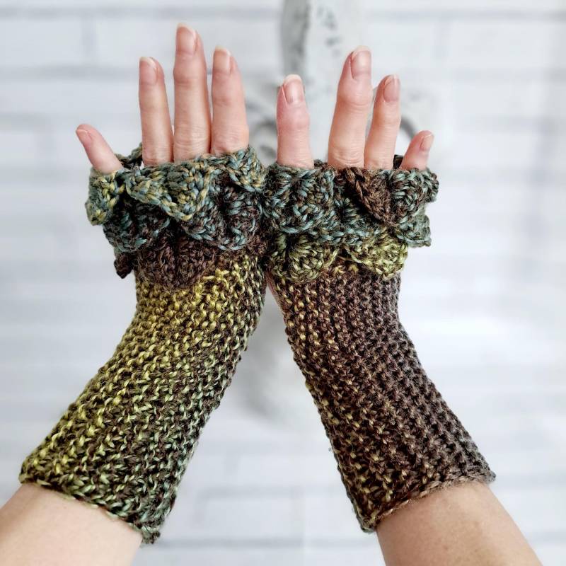 Handstulpen Gestrickt Für Damen, Armstulpen Gehäkelt Grün Khaki Gelb, Stulpen Mit Schuppenmuster, Pulswärmer Daumenloch Größe S - M von Mustermaschen