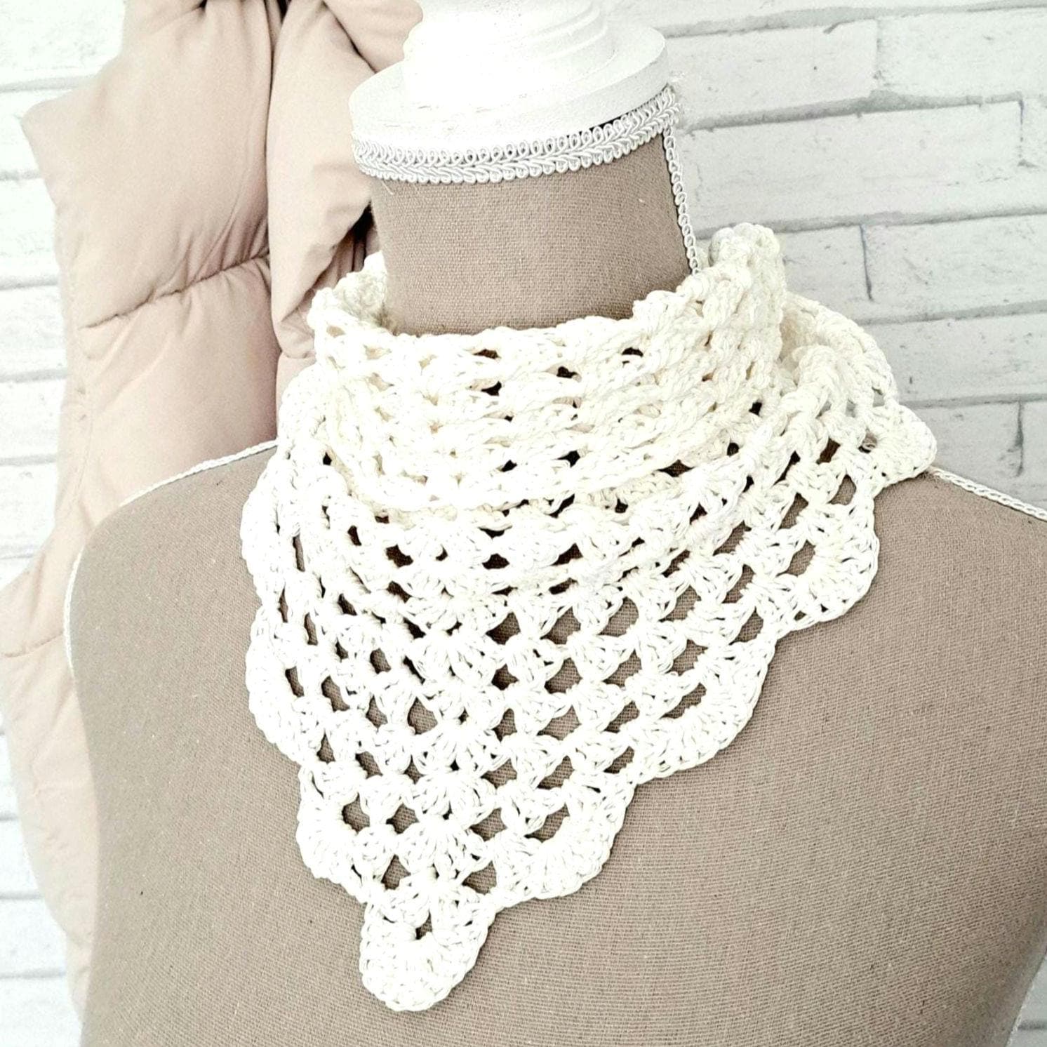 Kleines Gehäkeltes Dreieckstuch Weiß Für Damen, Sommerliches Mini Tuch, Halstuch Aus Baumwolle Gehäkelt, Nickituch Frühling Und Sommer von Mustermaschen