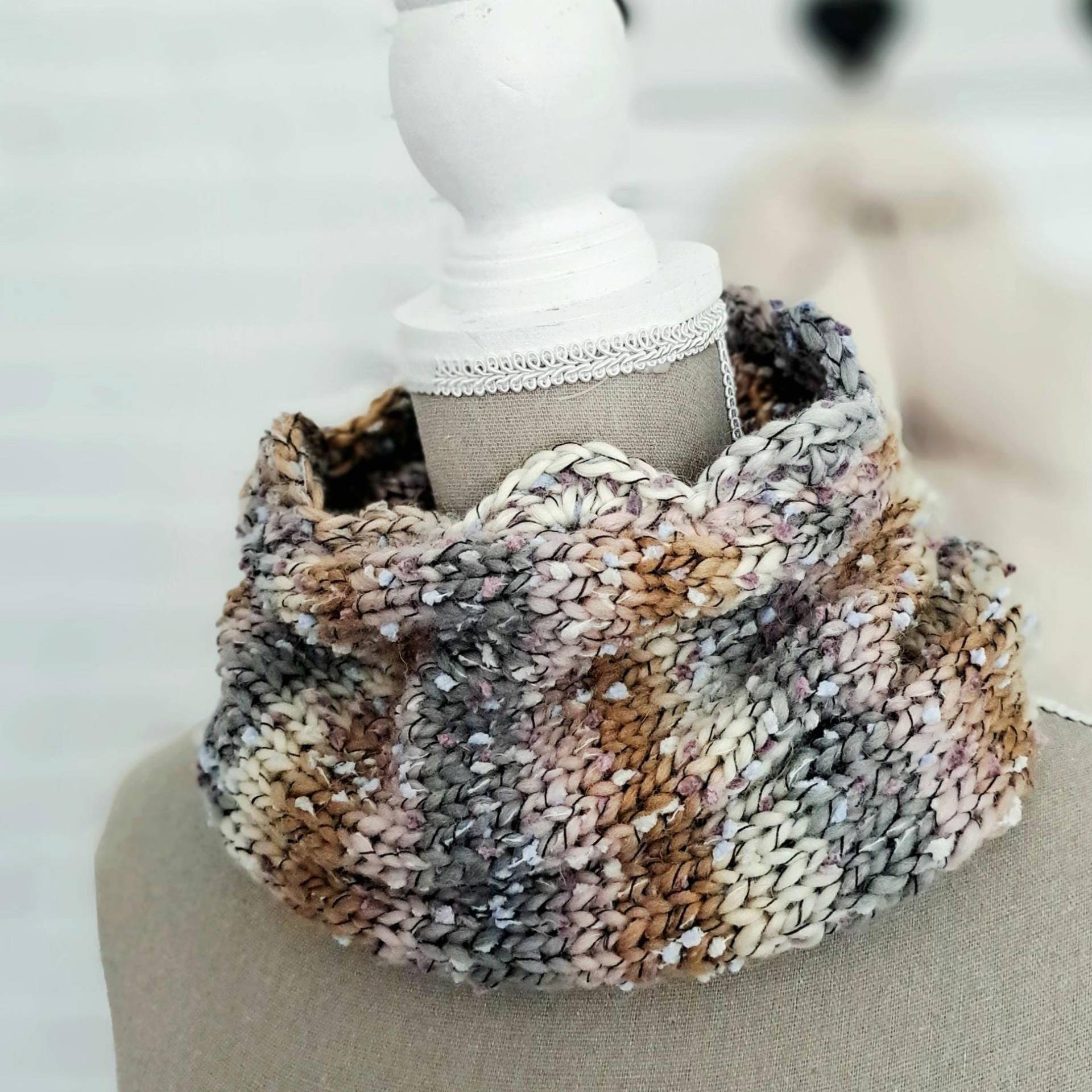 Loopschal Für Damen Gestrickt Grau Creme Braun Flieder, Loop Handgestrickt Mit Spitze Gehäkelt, Warmer Kragen Strick, Strickloop Wolle von Mustermaschen