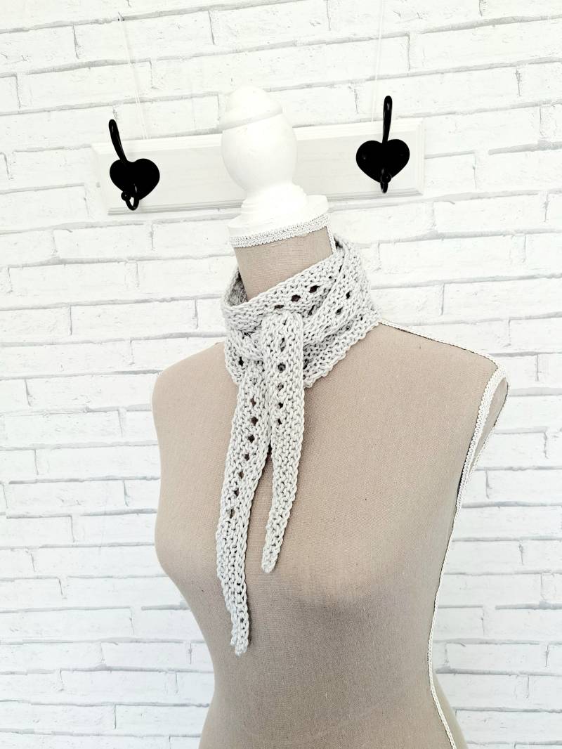 Minischal Handgestrickt Grau , Minituch Gestrickt Damen, Schmaler Schal Hellgrau, Kleines Tuch, Halstuch Für Den Frühling, Geschenk Mama von Mustermaschen