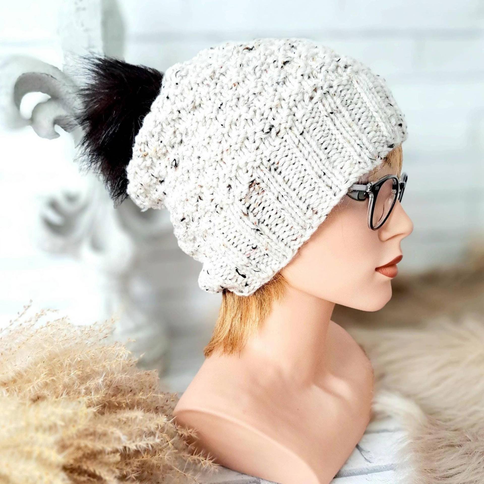 Mütze Beige Weiß Gestrickt Mit Kunstfell Bommel Schwarz, Bommelmütze Für Damen, Pudelmütze Mädchen Größe M , Strickmütze Den Winter Mütze Beige Weiß Gestrickt Mit Kunstfell Bommel Schwarz, Bommelmütze Für Damen, Pudelmütze Mädchen Größe M , Strickmütze Den Winter von Mustermaschen