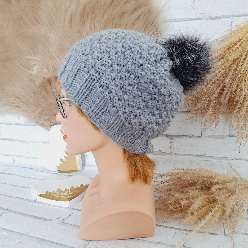 Pudelmütze Mit Bommel Aus Kunstfell Für Damen Gestrickt Größe S - M, Bommelmütze Handgestrickt Herbst Winter von Mustermaschen