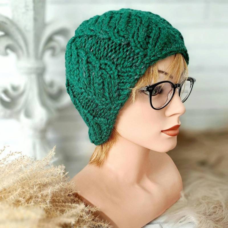 Wollmütze Gestrickt Grün Für Damen, Handgestrickte Mütze Mit Glitzer, Strickmütze Aus Wolle, Beanie Zopfmuster Größe S - M von Mustermaschen