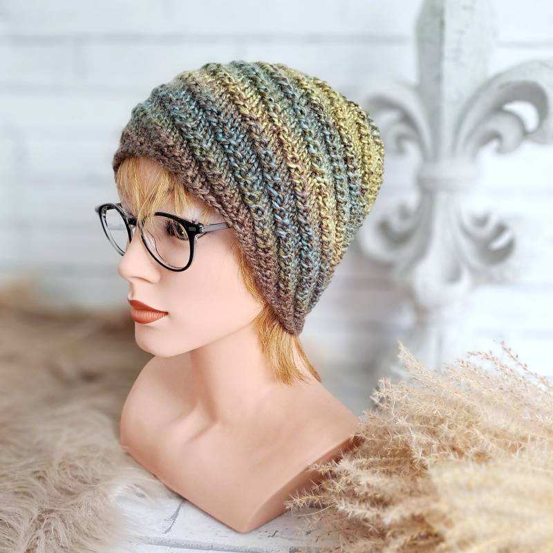 Strickmütze Für Damen, Warme Mütze Gestrickt in Grün Braun Khaki Gelb Farbverlauf, Handgestrickte Beanie, Damenmütze Strick Größe M - L von Mustermaschen