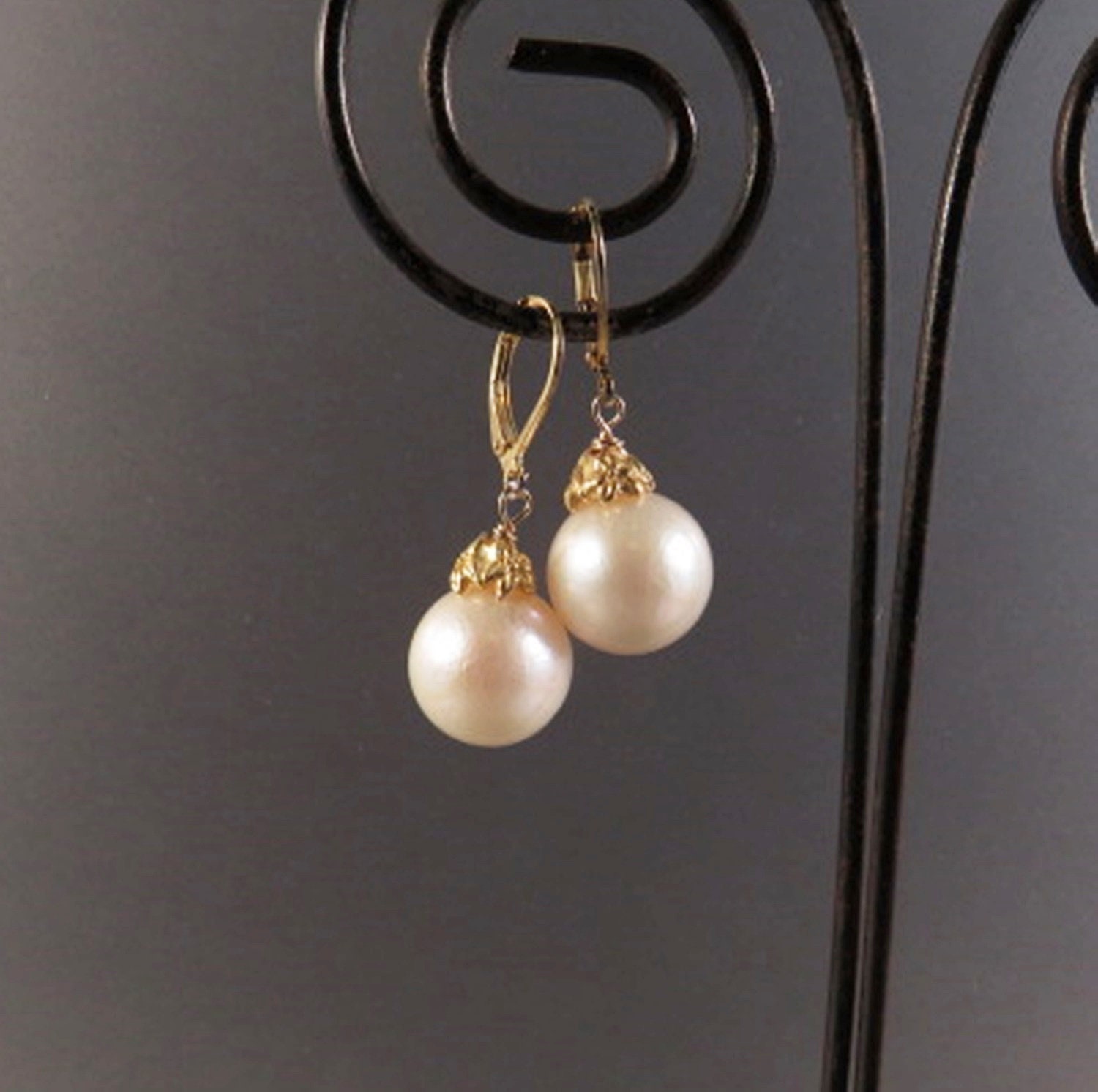 Weiße Perle Ohrringe, Süßwasser Edison Perlen Vergoldete Sterling Blumenkappe Weiße Perle Ohrringe, Süßwasser Edison Perlen Vergoldete Sterling Blumenkappe von Mutiarajewellery