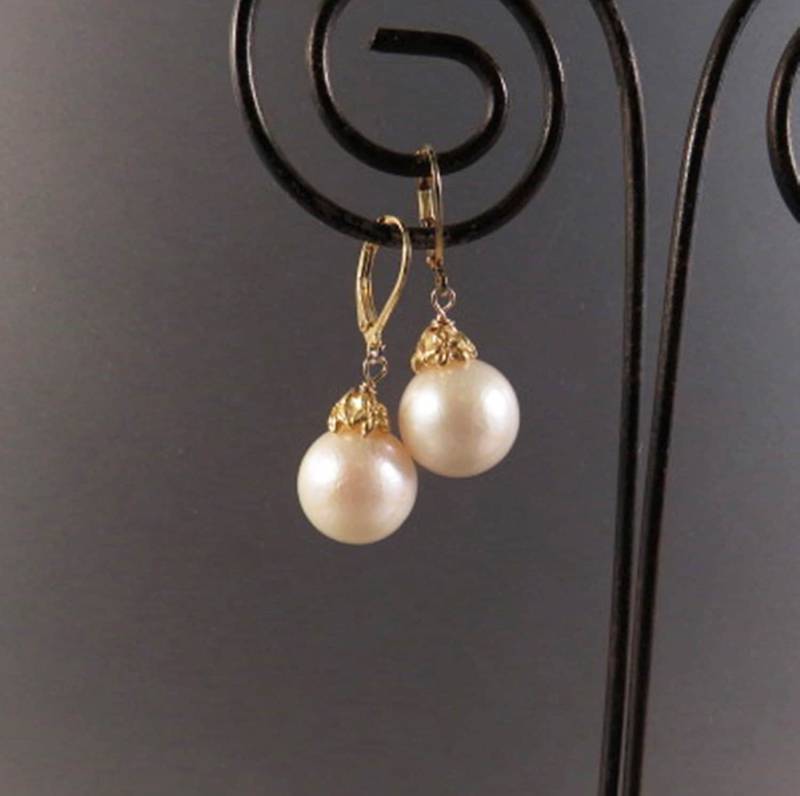 Weiße Perle Ohrringe, Süßwasser Edison Perlen Vergoldete Sterling Blumenkappe Weiße Perle Ohrringe, Süßwasser Edison Perlen Vergoldete Sterling Blumenkappe von Mutiarajewellery