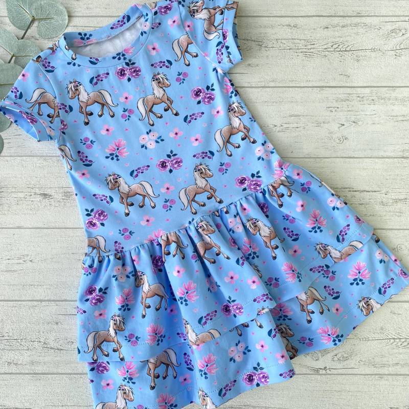 Pferdekleid, Hellblaues Rüschenkleid Mit Pferden, Jerseykleid Für Mädchen, Sommerkleid Pferdemotiv, Bio-Jersey, Wunschgröße 86 - 110 von Mutzelchen
