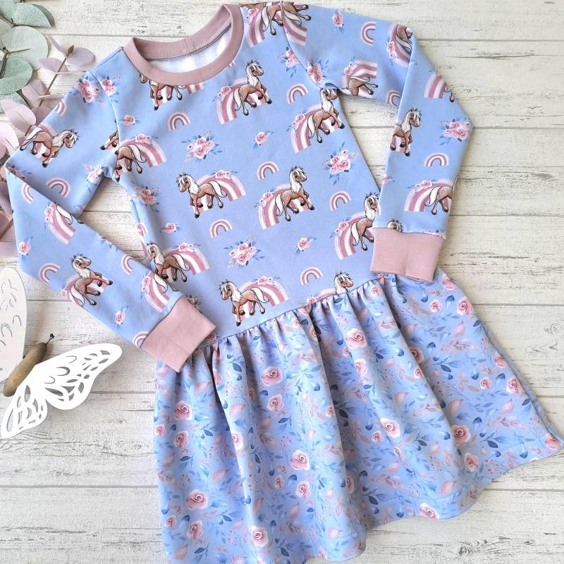 Pferde Kleid Mädchen, Langarm Mit Pferden Und Blumen, Hellblaues Sweatkleid, Winter Wunschgröße 74 - 128 von Mutzelchen