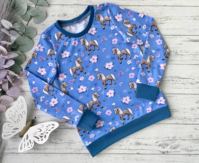 Pferdeshirt in Blau, Pferdepullover Für Mädchen, T-Shirt Mit Pferden, Stoffduo Pferdeliebe Shirt, Wunschgröße 74 - 152 von Mutzelchen