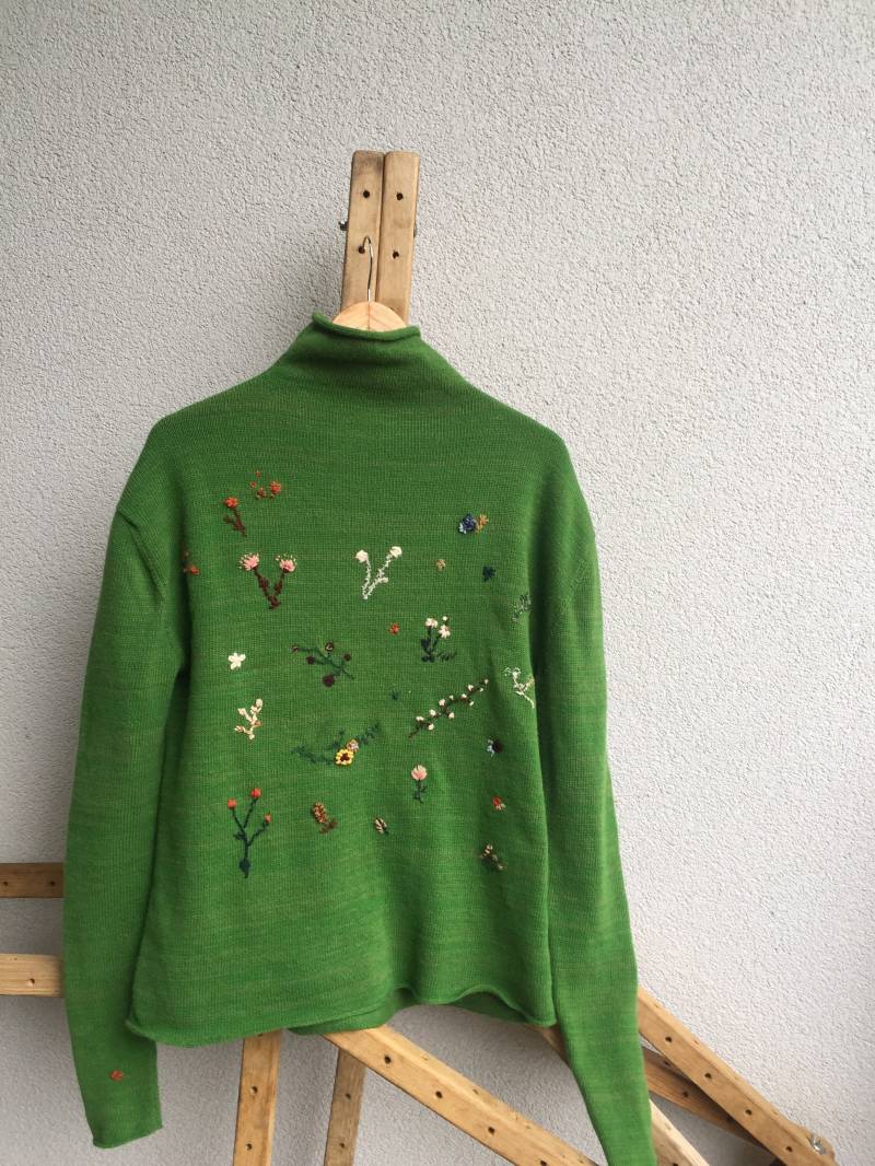 Green Woman Es Bestickter Pullover Floral Vintage Style von Muza