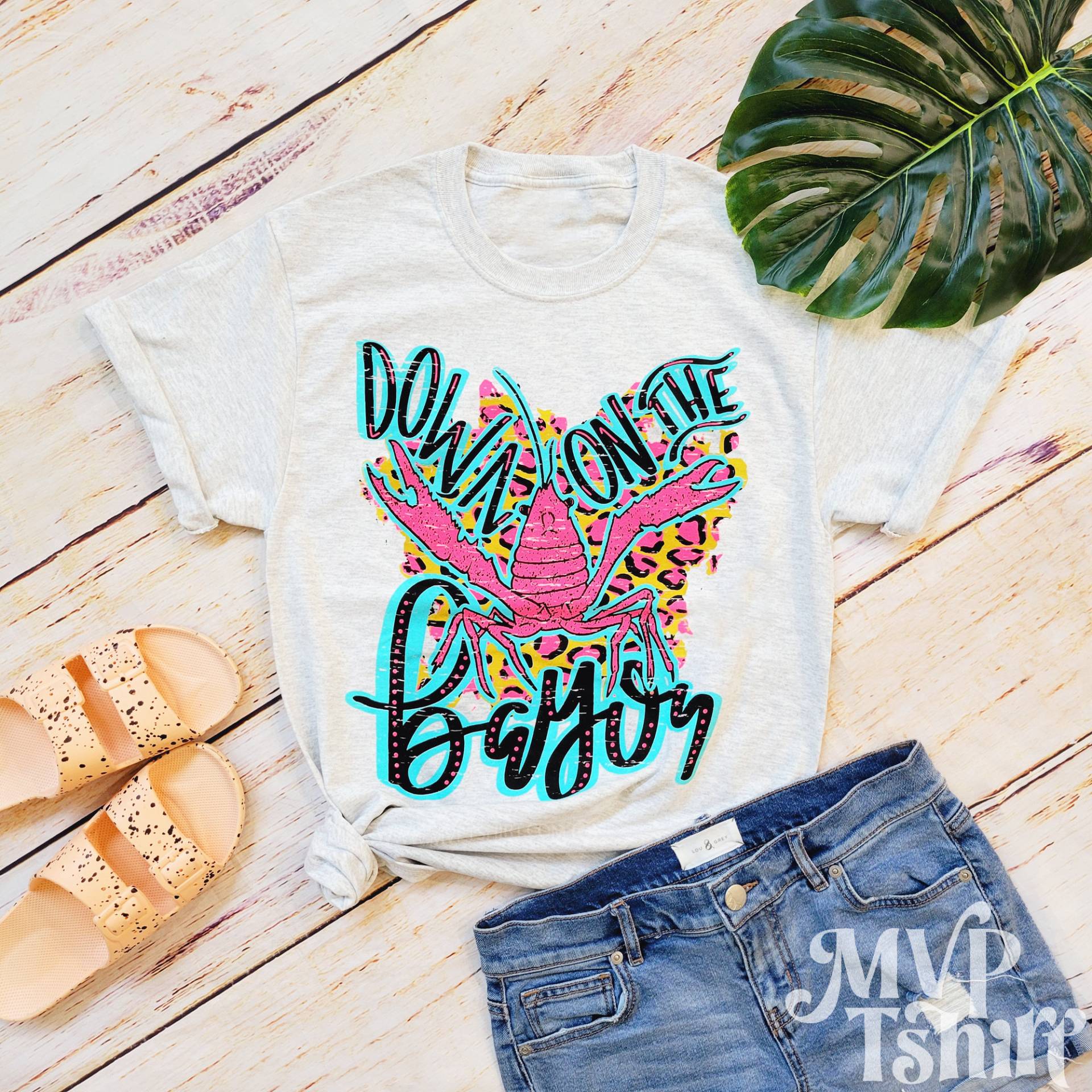 Down On The Bayou Shirt, Crawfish Grafik T-Shirt, Summer Outdoors, Peace Love Cheer Mom Frauen Buchstaben Bedruckt Shirt von Mvptshirt