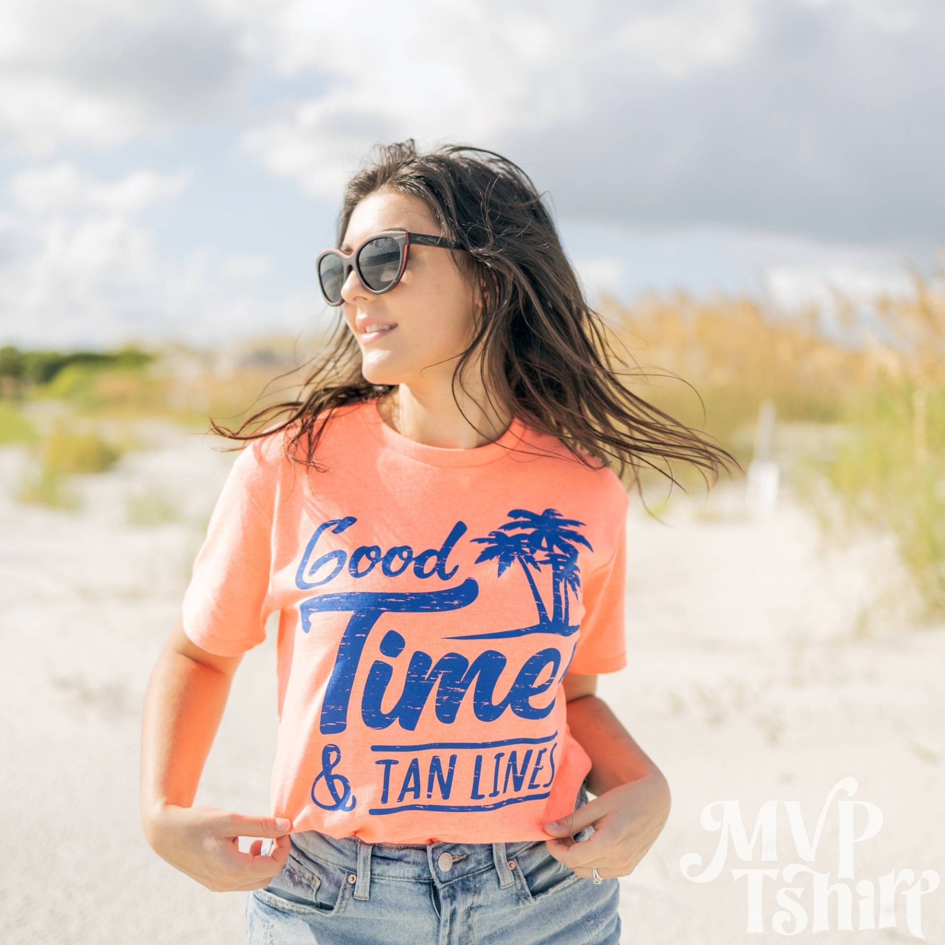 Good Times & Tan Lines Shirt, Pool Sommer Outdoor, Junggesellinnenabzeichen Party, Konzert Shirts, Strand Grafik T-Shirt, Geschenk Frauen von Mvptshirt