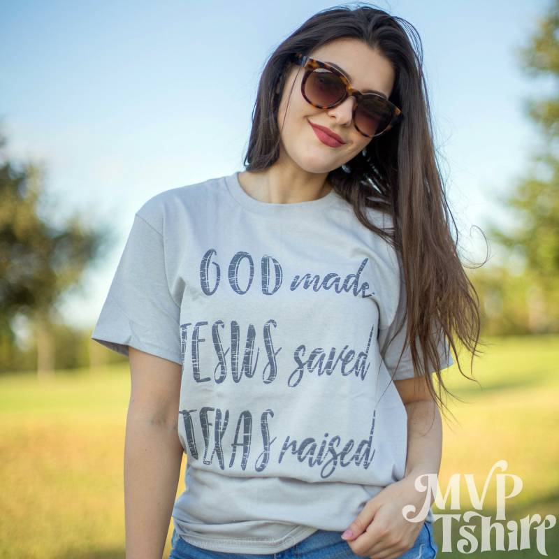 Gott Machte Jesus Rettete Texas Angehobenes Shirt Südliches Sprichwort Baumwoll-T-Shirt von Mvptshirt
