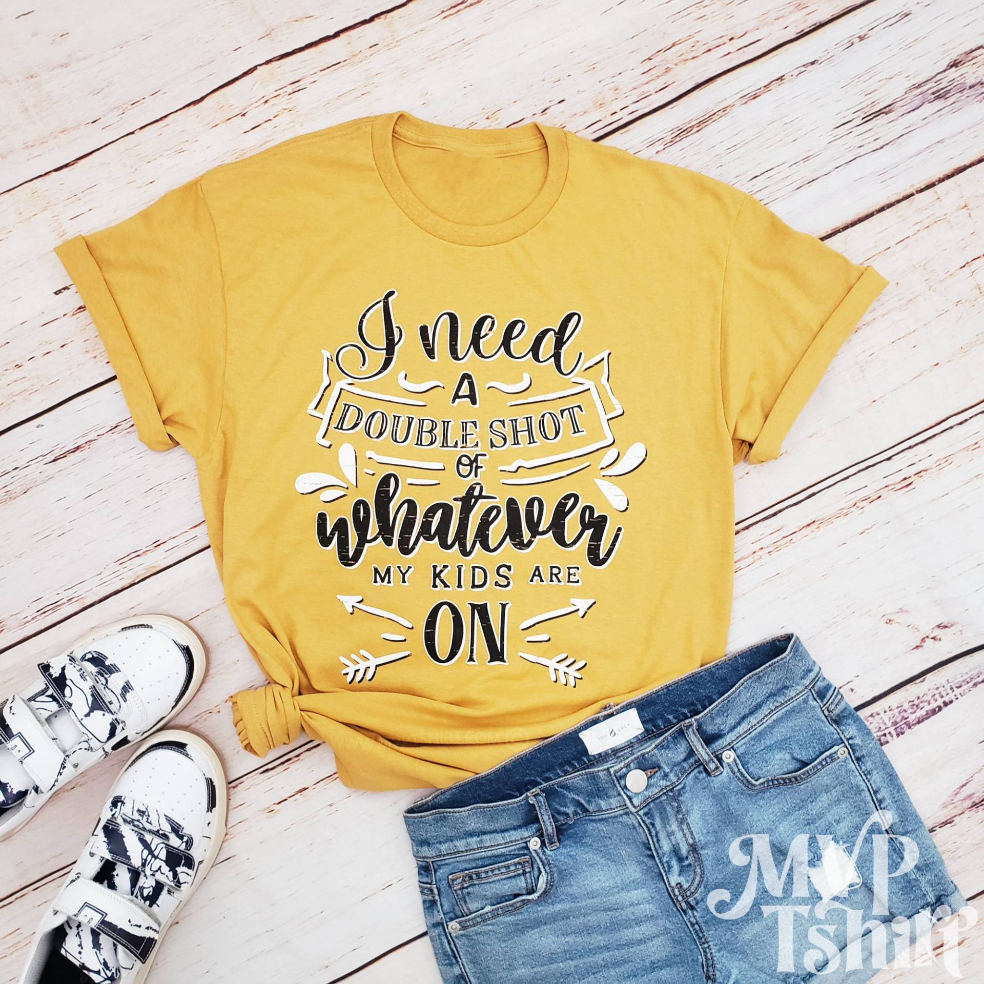 I Need A Double Shot Of Whatever My Kids Are On Shirt, Muttertagsshirt, Schönes Geschenk Mama, Mamas Geburtstag Special, Tolles Oma von Mvptshirt