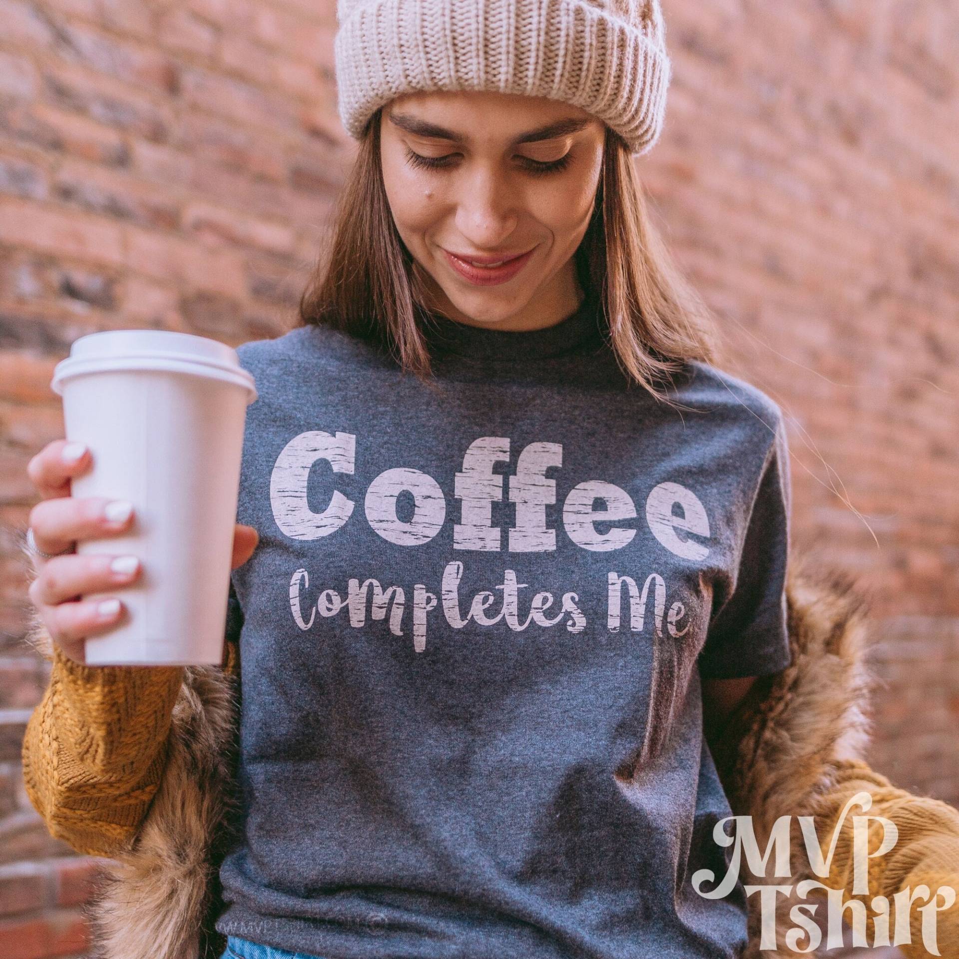 Kaffee Vervollständigt Mich Shirt Charcoal Heather, Kaffeeliebhaber T-Shirt von Mvptshirt