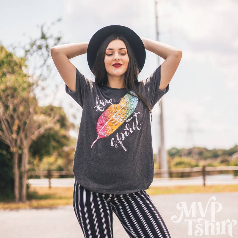 Regenbogen Feder Free Spirit T-Shirt Handbedrucktes Boho Top von Mvptshirt