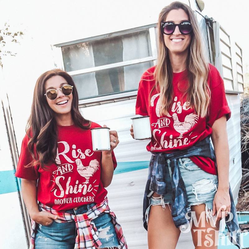 Rise & Shine Mother Cluckers Shirt Handbedrucktes Baumwoll-T-Shirt von Mvptshirt