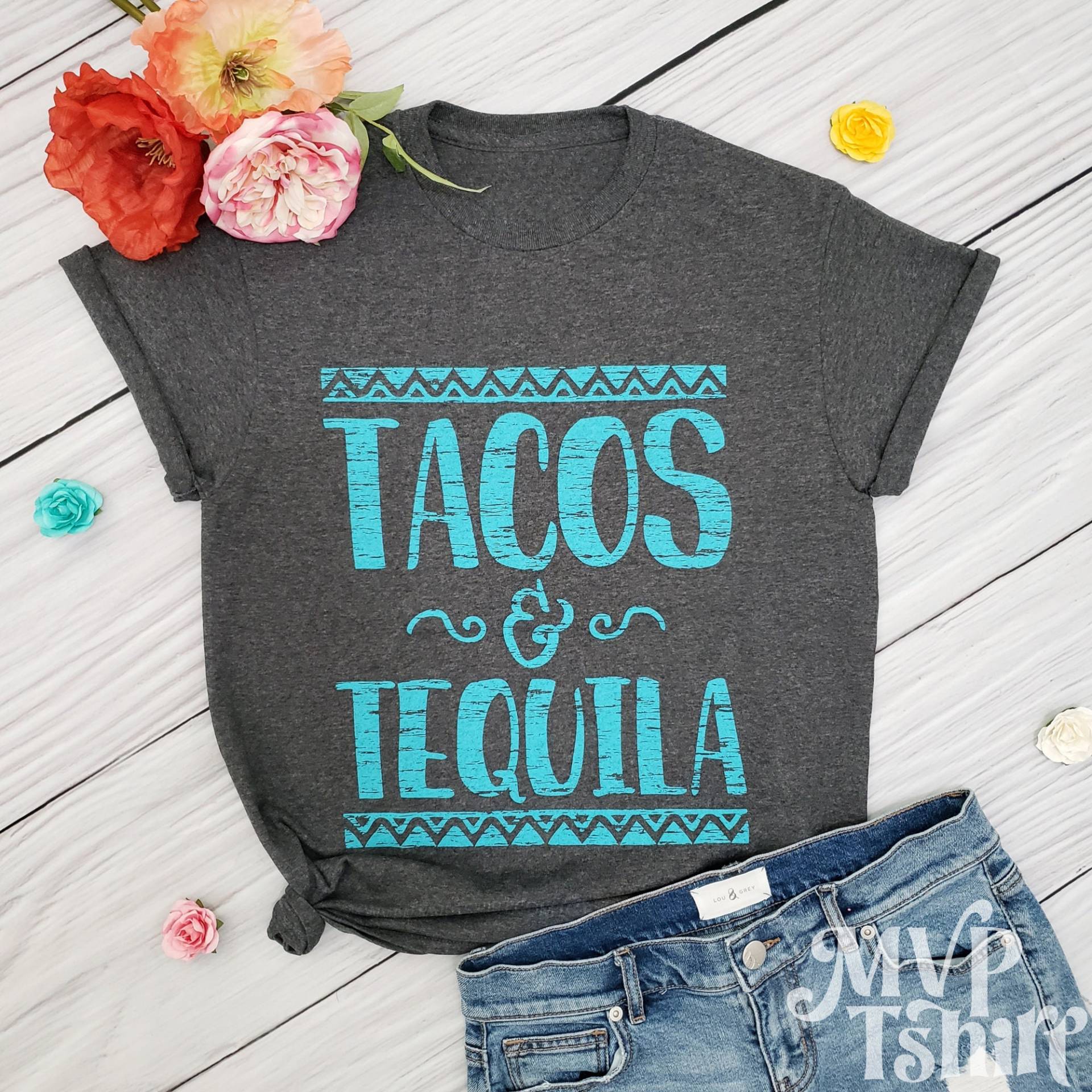 Tacos & Tequila Shirt Charcoal Heather Wochenend-T-Shirt von Mvptshirt