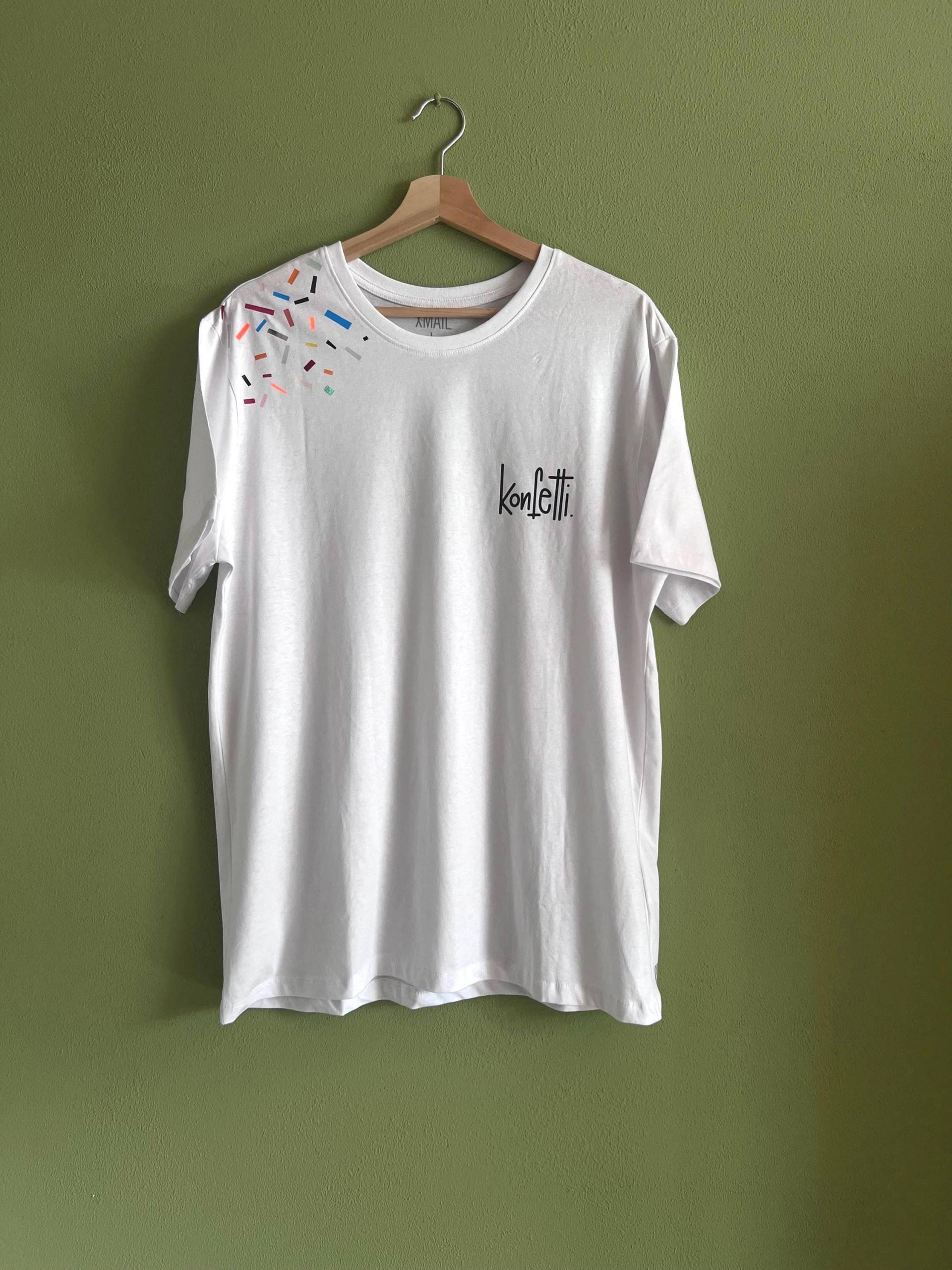 Handveredeltes T-Shirt | Konfetti. Weißes Mit Buntem Plott Geschenkidee Handmade Handveredeltes T-Shirt | Konfetti. Weißes Mit Buntem Plott Geschenkidee Handmade von MxbetonArTplus
