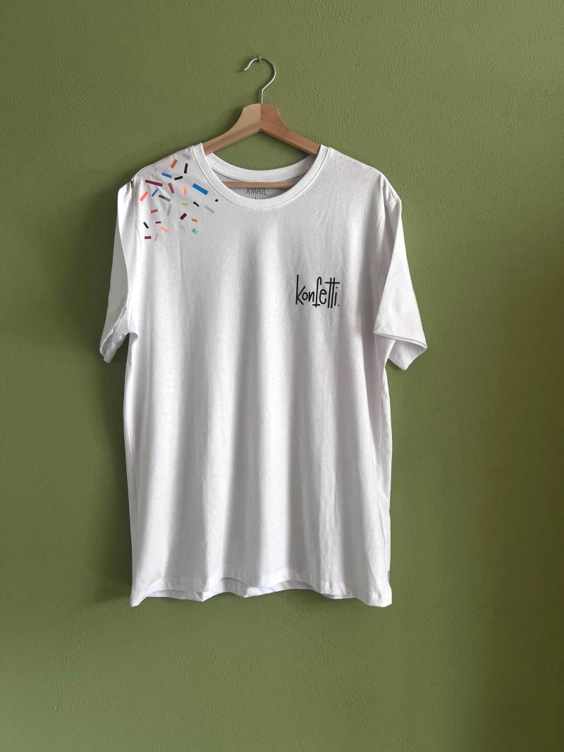 Handveredeltes T-Shirt | Konfetti. Weißes Mit Buntem Plott Geschenkidee Handmade Handveredeltes T-Shirt | Konfetti. Weißes Mit Buntem Plott Geschenkidee Handmade von MxbetonArTplus