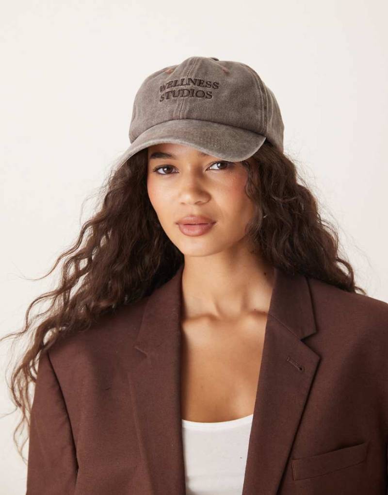 My Accessories - Baseball-Kappe in verwaschenem Braun mit „Wellness Studios"-Schriftzug von My Accessories