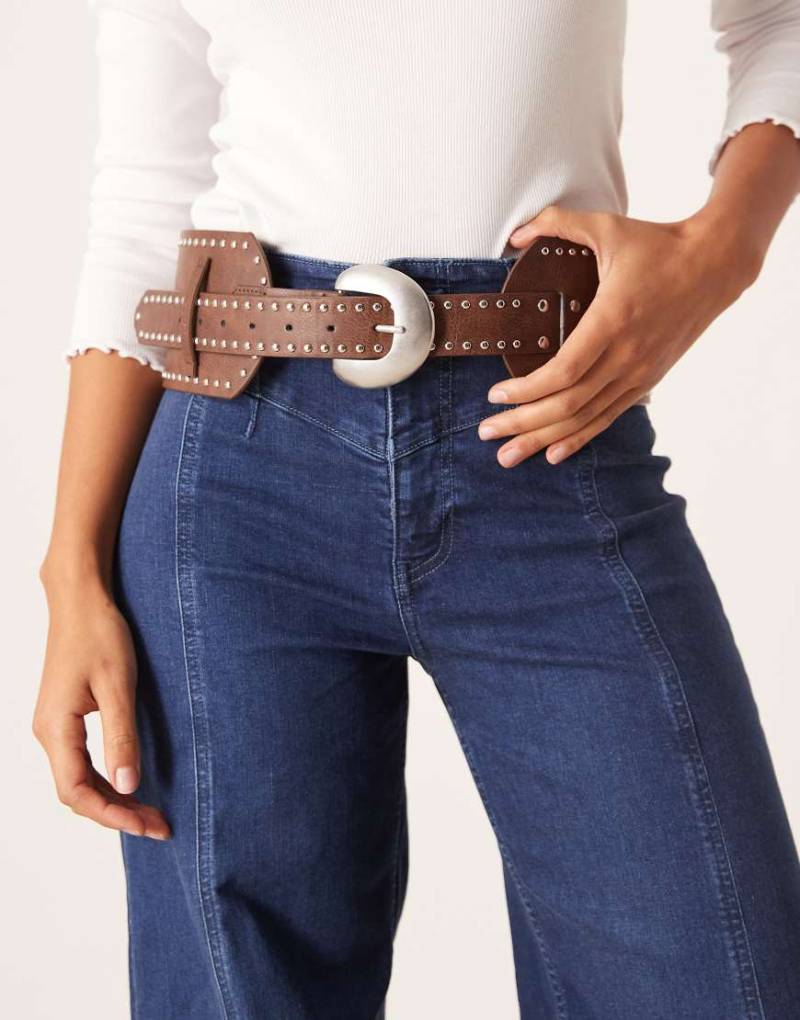 My Accessories - Breiter, mit Nieten besetzter Gürtel in Braun-Schwarz von My Accessories