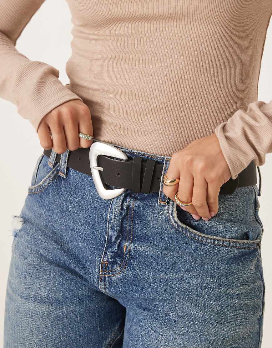 My Accessories - Gürtel in Schwarz mit skulpturaler Schnalle in gebürstetem Silber von My Accessories