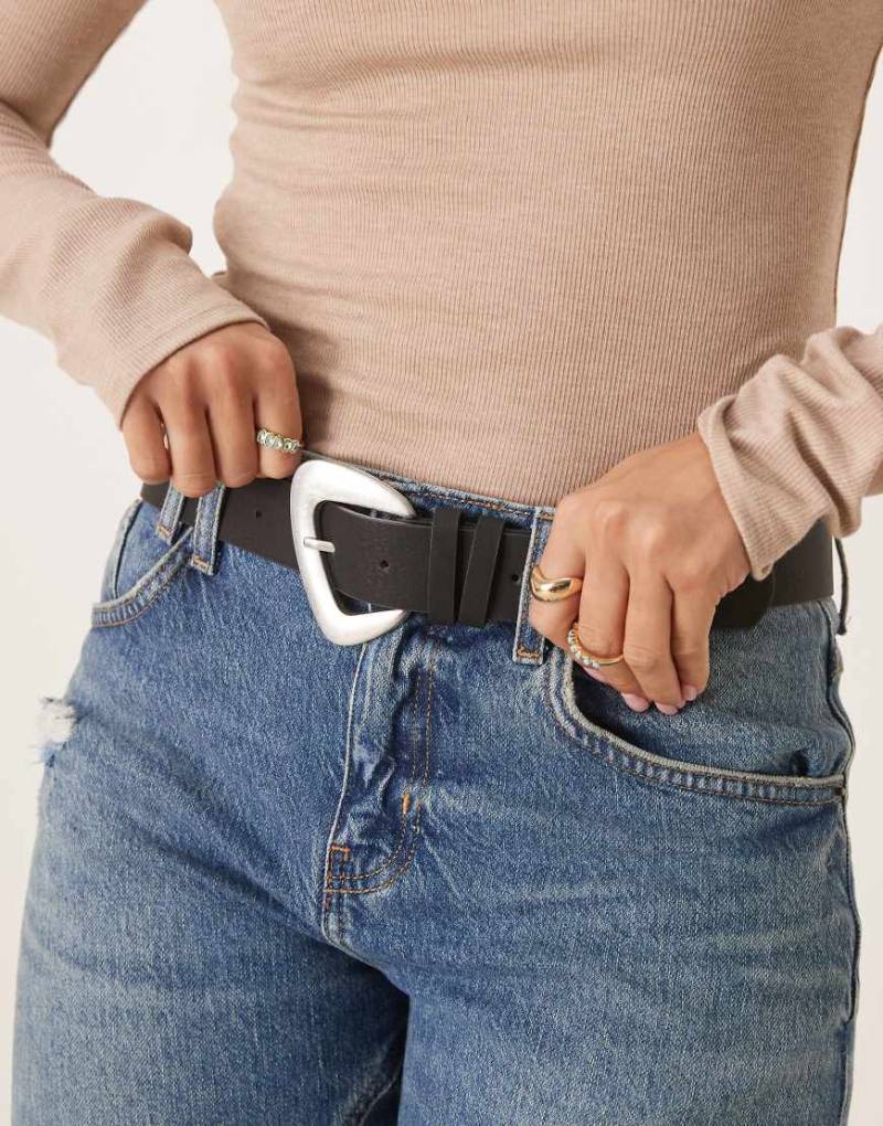 My Accessories - Gürtel in Schwarz mit skulpturaler Schnalle in gebürstetem Silber von My Accessories