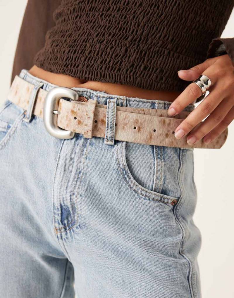 My Accessories - Gürtel mit Rehfellmuster in Weiß von My Accessories